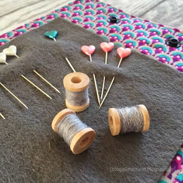 Nadelkissen mit Paspelband und Nadeltäschchen