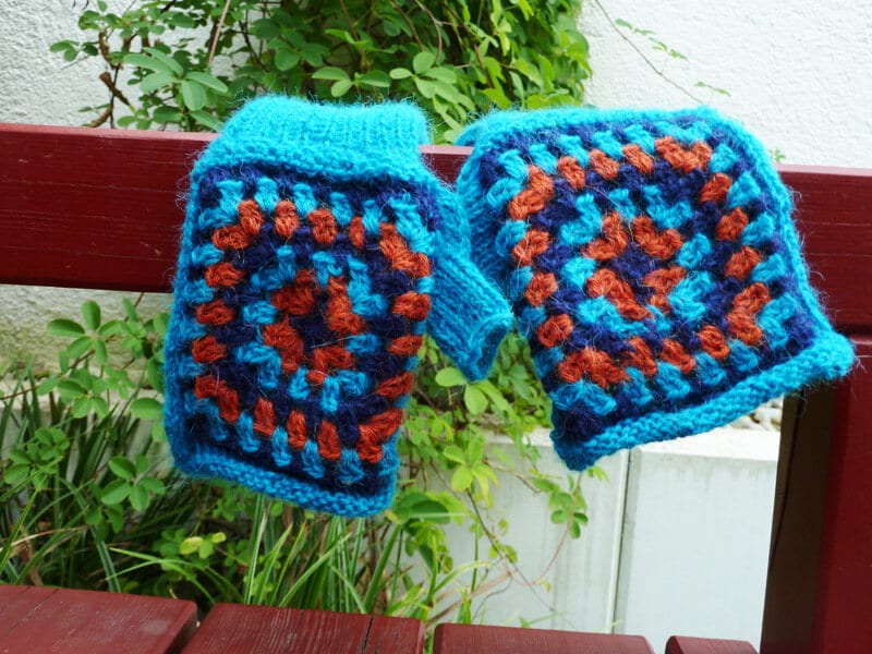 Gehäkelt und gestrickt: Stulpen aus Granny Squares