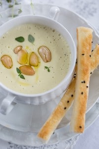 Cremige Kartoffel-Mandel-Suppe mit Orangenöl und Honigstangen!