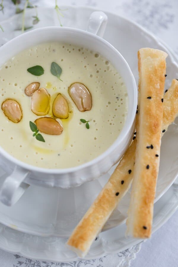 Cremige Kartoffel-Mandel-Suppe mit Orangenöl und Honigstangen!