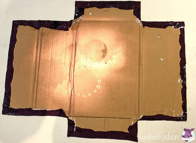 Upcycling – Dokumentenmappe aus Shirts und Karton