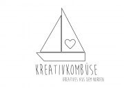 Handgezeichnetes Logo eines Segelschiffs mit Herz, das für kreative und handgemachte Produkte aus dem Norden steht, ideal für Handmade Kultur und kreative DIY-Projekte.