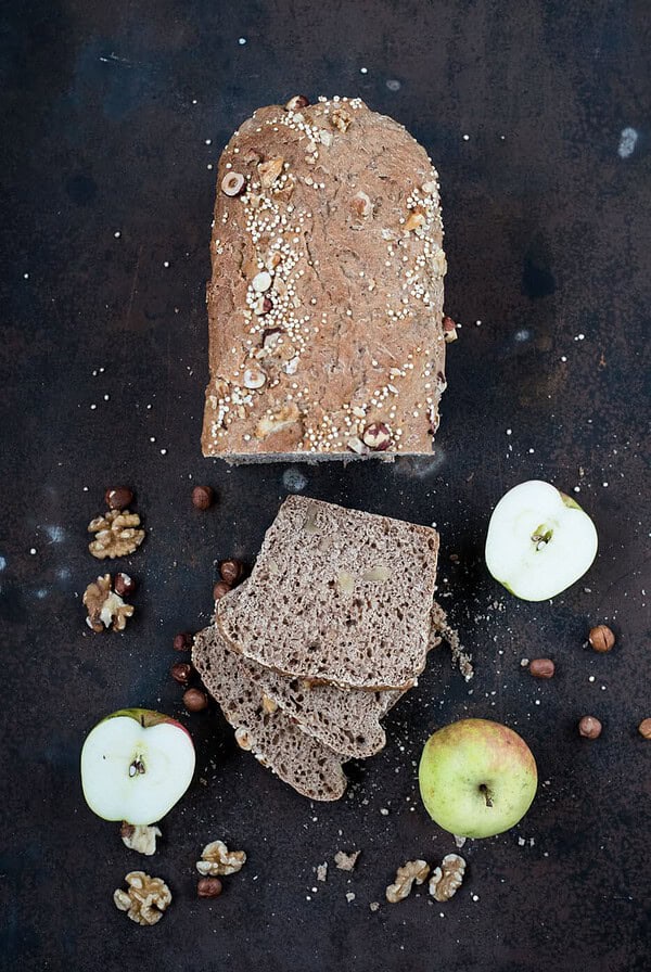 Dinkelbrot mit Nüssen und Äpfeln