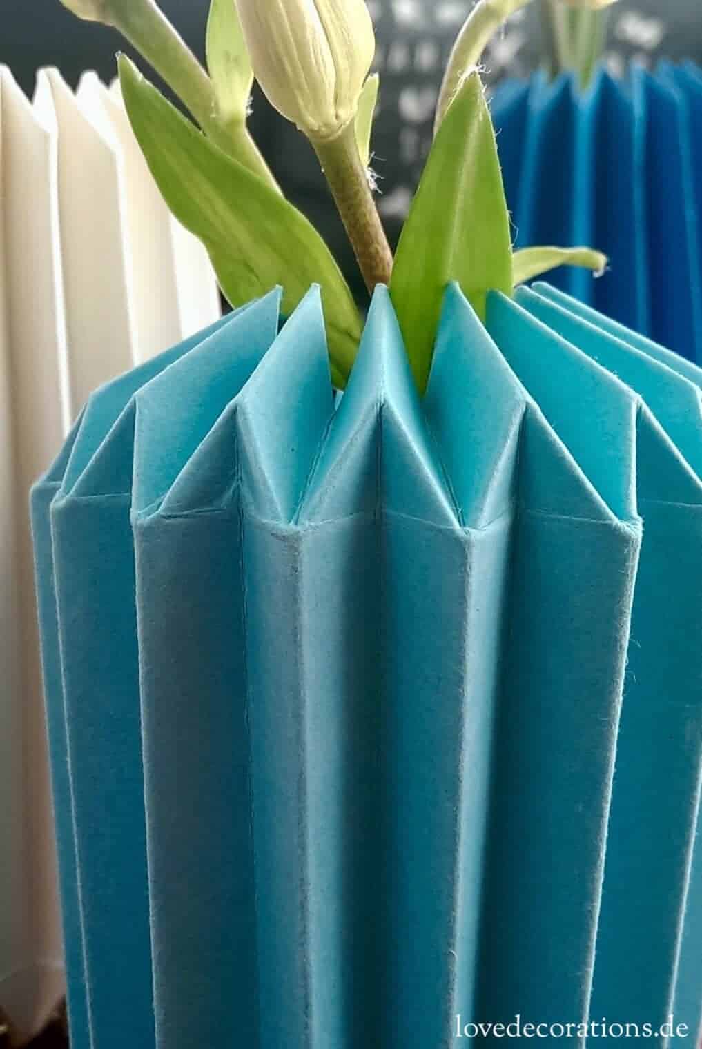 Vase in Origami-Style
