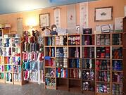 Vielfältige Auswahl an Wolle, Garnen und Handarbeitsmaterialien bei HANDMADE Kultur, ideal für kreative Handarbeiten und DIY-Projekte.