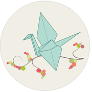 Faltkunst eines blauen Origami-Drachens, dekoriert mit roten und grünen Beeren, symbolisiert Kreativität und Handwerkskunst bei Handmade Kultur.