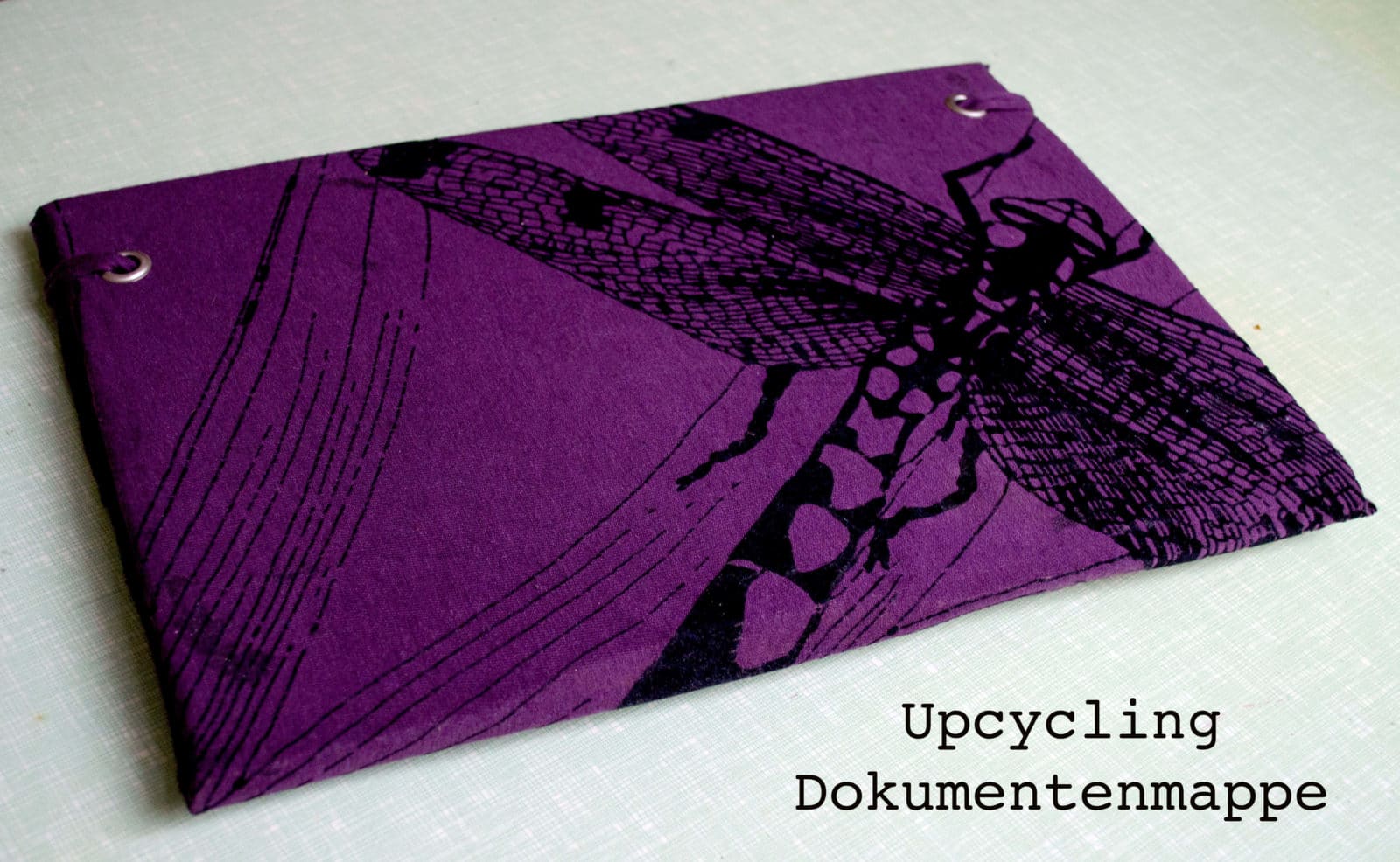 Upcycling – Dokumentenmappe aus Shirts und Karton