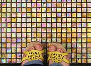 Bunte Mosaikfliesen mit Sandalen, handgemacht, kreative Dekoration, handgefertigt, farbenfrohes Design, handwerkliche Kunst, kreative Raumgestaltung, handgemachte Kunstwerke.