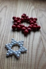 Weihnachtssterne aus Holzperlen
