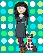 Charmante handgezeichnete Illustration einer jungen Frau mit dunklen, lockigen Haaren in einem schwarzen Kleid und bunten Strümpfen, begleitet von einem stilisierten, bunten Tier, vor einem Muster aus.