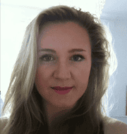 Porträt einer jungen Frau mit blonden Haaren, blauen Augen und natürlichem Make-up, die freundlich in die Kamera lächelt, ideal für Handmade Kultur und kreative DIY-Projekte.