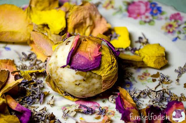DIY – Badekugeln mit Blüten und Sheabutter