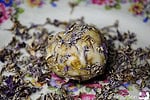 DIY – Badekugeln mit Blüten und Sheabutter