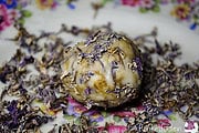 DIY – Badekugeln mit Blüten und Sheabutter