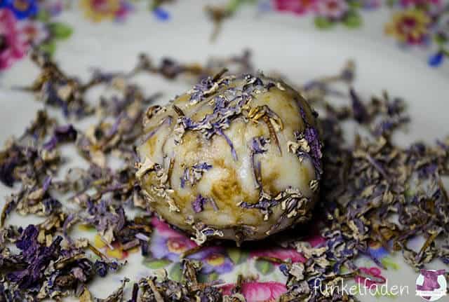 DIY – Badekugeln mit Blüten und Sheabutter