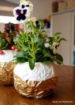 Goldiger Blumentopf aus Butterbrotpapier