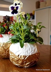 Goldiger Blumentopf aus Butterbrotpapier