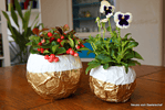 Goldiger Blumentopf aus Butterbrotpapier