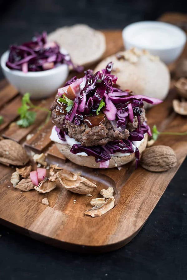 Rotkohl-Burger mit Rindfleisch und Walnuss-Buns