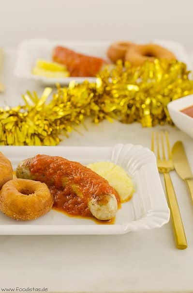 Geflügelcurrywurst mit Ananassoße und Kartoffeldonut von den [Foodistas]