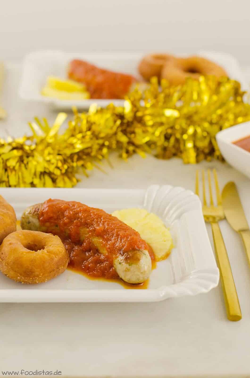 Geflügelcurrywurst mit Ananassoße und Kartoffeldonut von den [Foodistas]