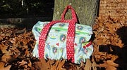 Bunte Stofftasche mit Regenbogenmotiven, roten Polkadot-Trägern und Reißverschluss, ideal für den Alltag und handgefertigt im Rahmen von Handmade Kultur.