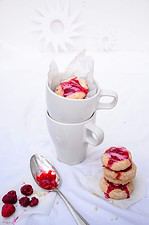 Himmlische Himbeerplätzchen mit weißer Schokolade – aus der Weihnachtsbäckerei