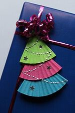 Geschenkanhänger aus Muffinförmchen