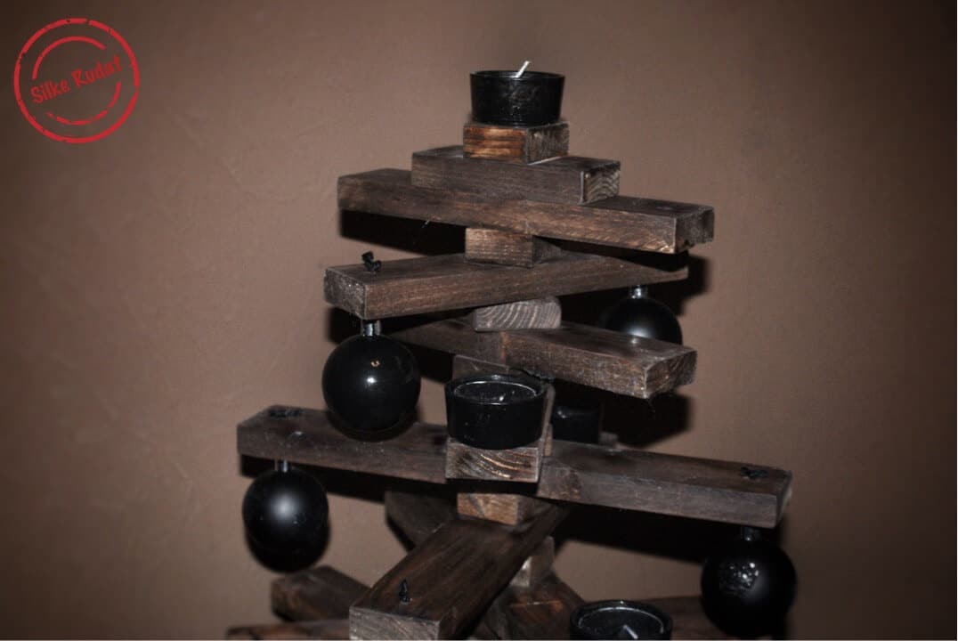 Alternativer Weihnachtsbaum aus Holzleisten