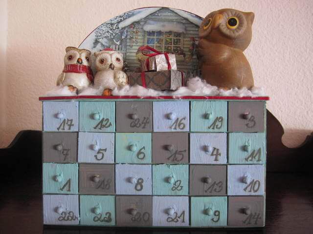 Adventskalenderschrank „Eule“