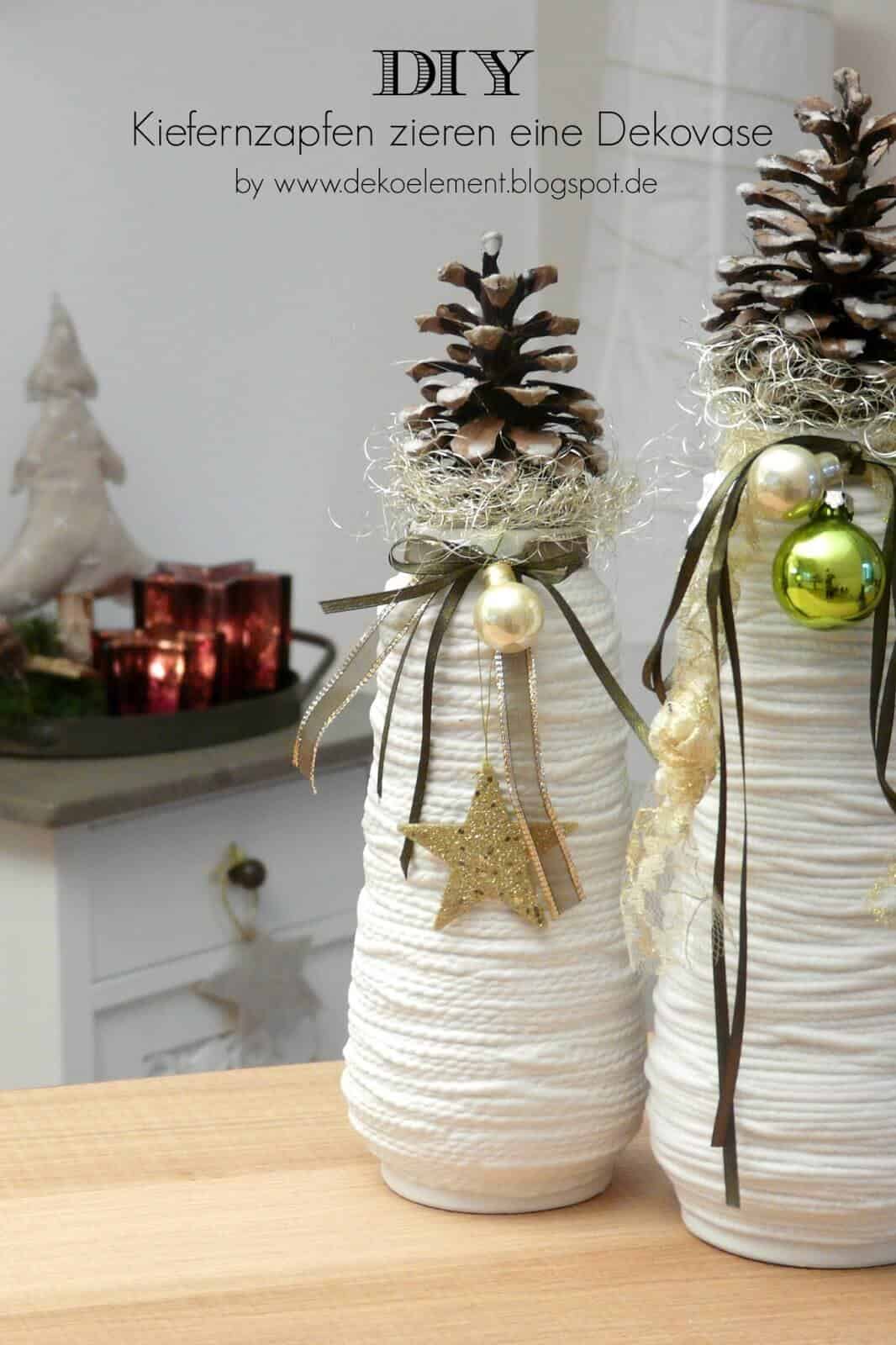 Kiefernzapfen zieren eine Dekovase (DIY)