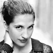 Schwarz-Weiß-Fotografie einer jungen Frau mit selbstbewusstem Blick, die kreative Handarbeit und Kunsthandwerk repräsentiert, passend für Handmade Kultur.