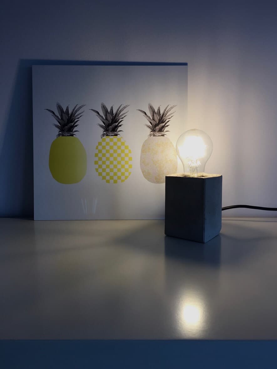 Lampe mit Sockel aus Beton
