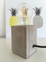Lampe mit Sockel aus Beton