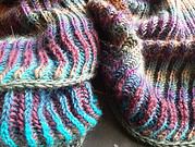 Bunte handgefertigte Strickwaren mit bunten Mustern und Texturen, ideal für kreative und nachhaltige Handwerkskunst bei HANDMADE Kultur.