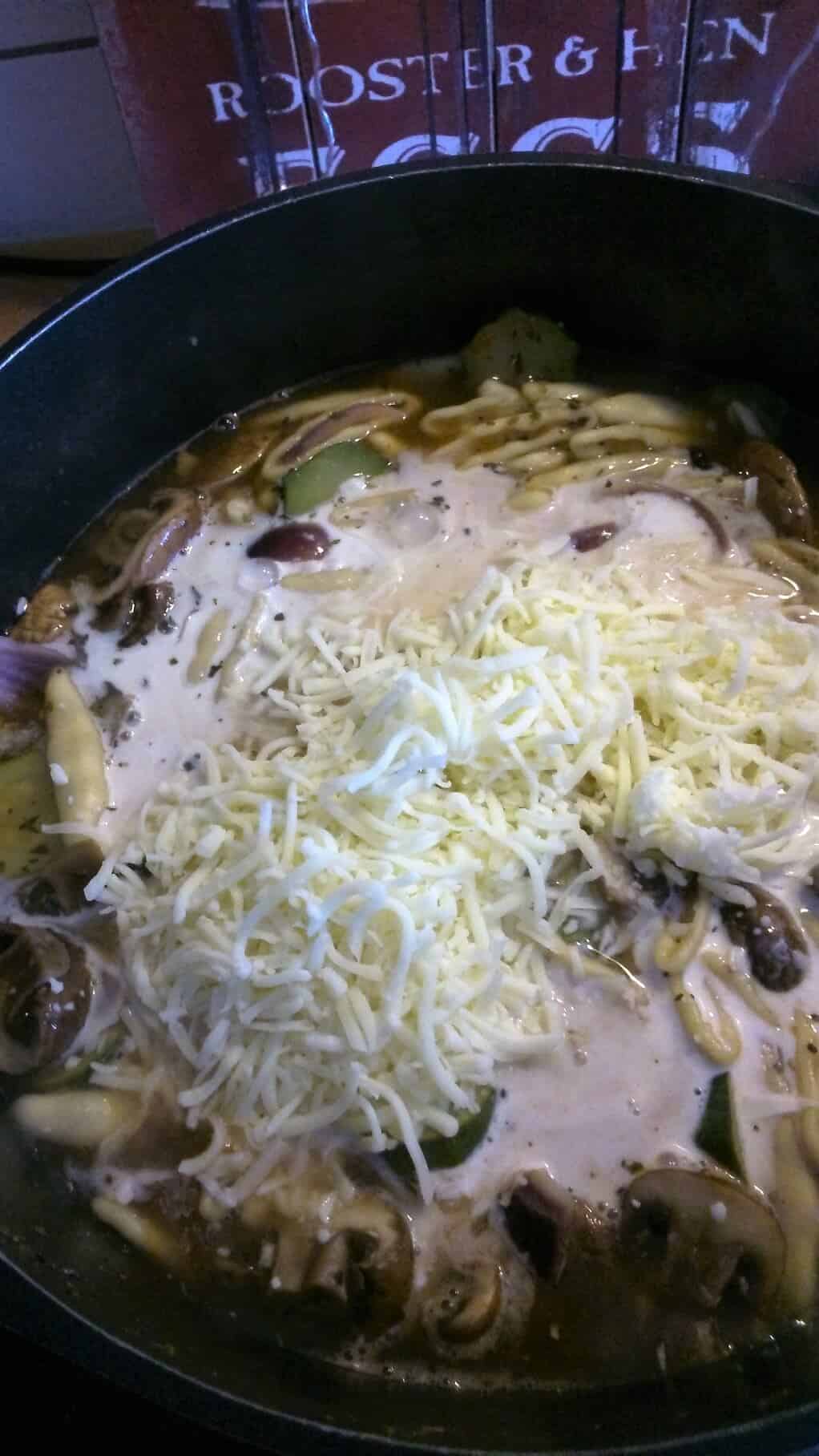 Auflauf aus One-Pot-Pasta (mit veganer Alternative)