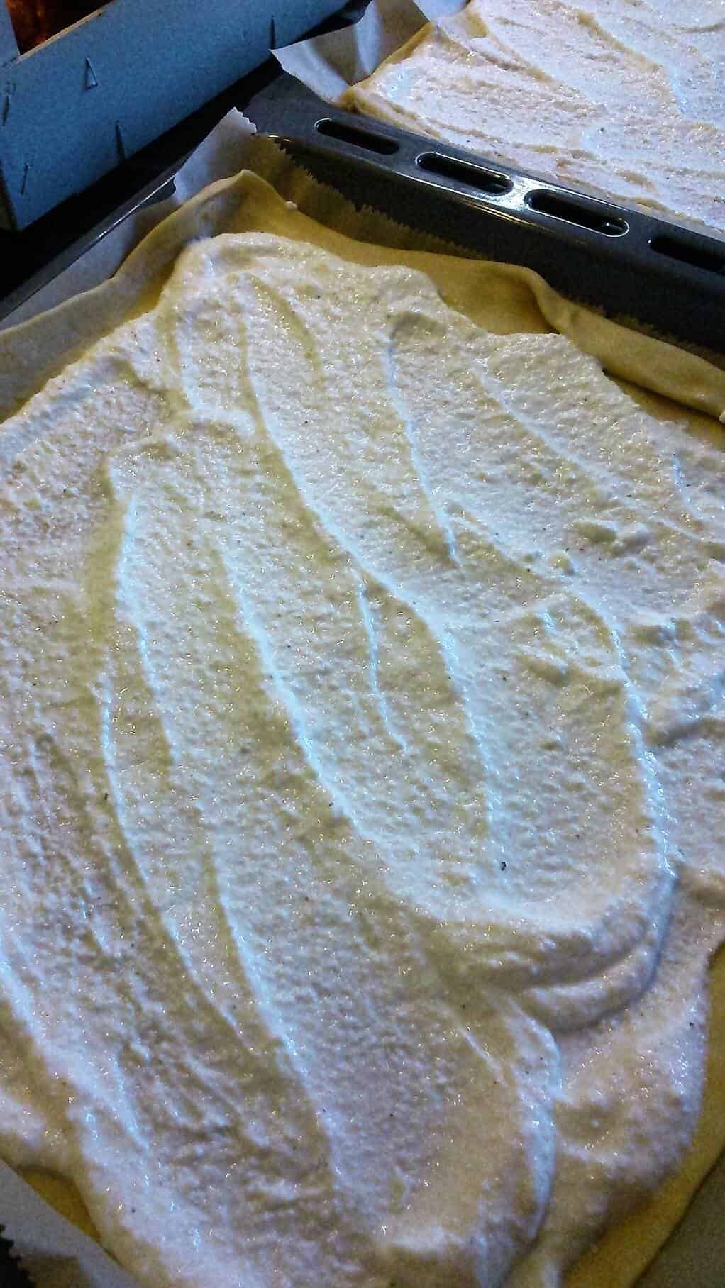 Dinkel-Flammkuchen mit Birne und Parmesan (vegetarisch)