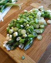 Dinkel-Flammkuchen mit Birne und Parmesan (vegetarisch)