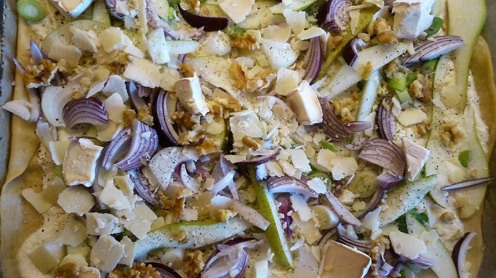 Dinkel-Flammkuchen mit Birne und Parmesan (vegetarisch)