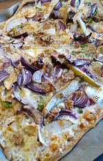 Dinkel-Flammkuchen mit Birne und Parmesan (vegetarisch)