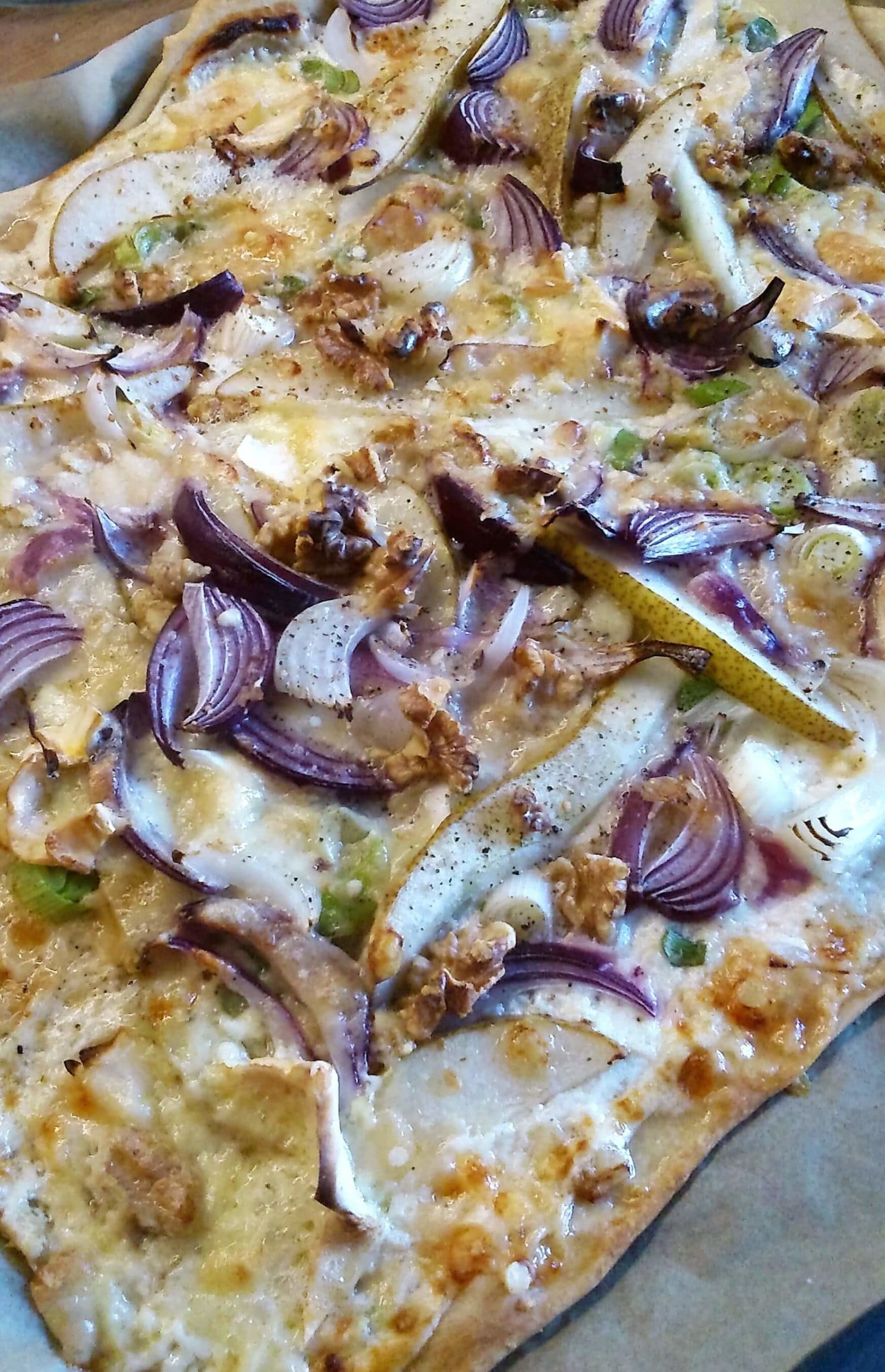Dinkel-Flammkuchen mit Birne und Parmesan (vegetarisch)