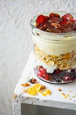 Gegen die Eintönigkeit im Granolahimmel: köstliches Karamellgranola vom Blech + ein geschichteter Frühstücksbecher
