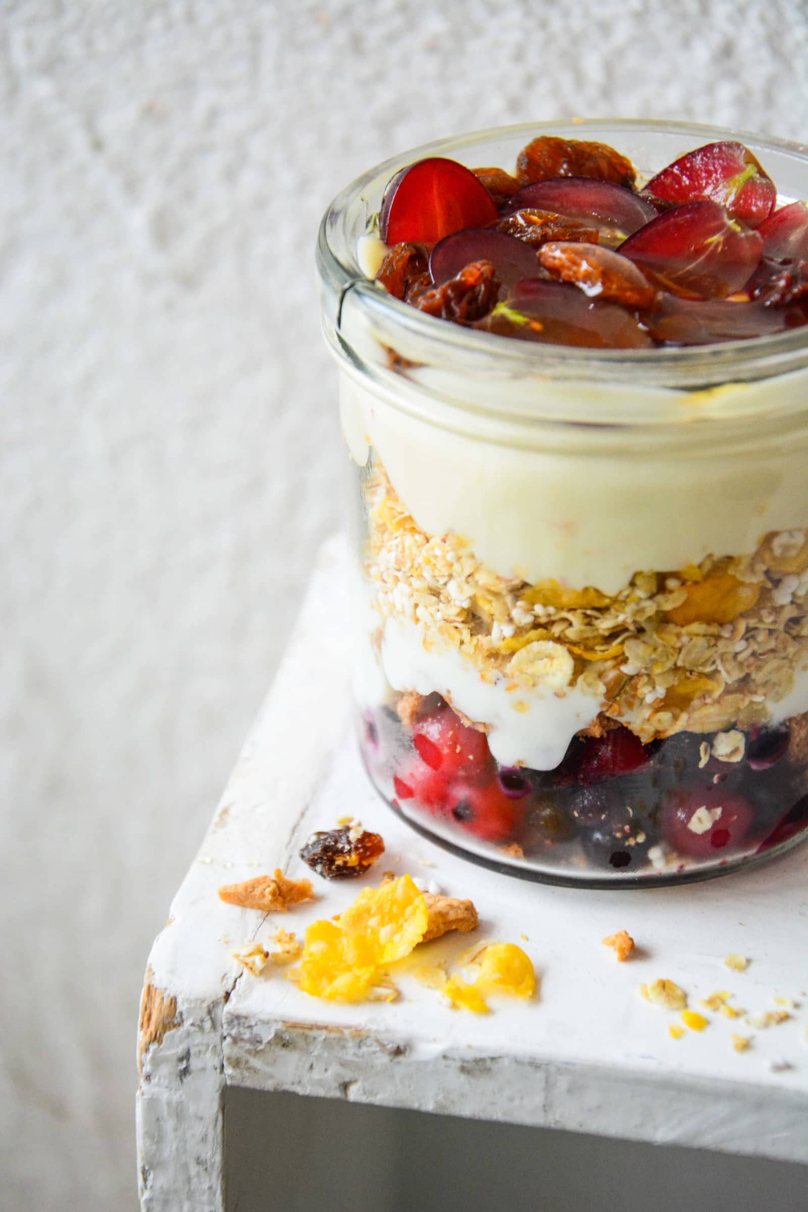 Gegen die Eintönigkeit im Granolahimmel: köstliches Karamellgranola vom Blech + ein geschichteter Frühstücksbecher