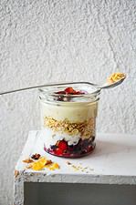 Gegen die Eintönigkeit im Granolahimmel: köstliches Karamellgranola vom Blech + ein geschichteter Frühstücksbecher