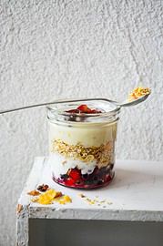 Gegen die Eintönigkeit im Granolahimmel: köstliches Karamellgranola vom Blech + ein geschichteter Frühstücksbecher