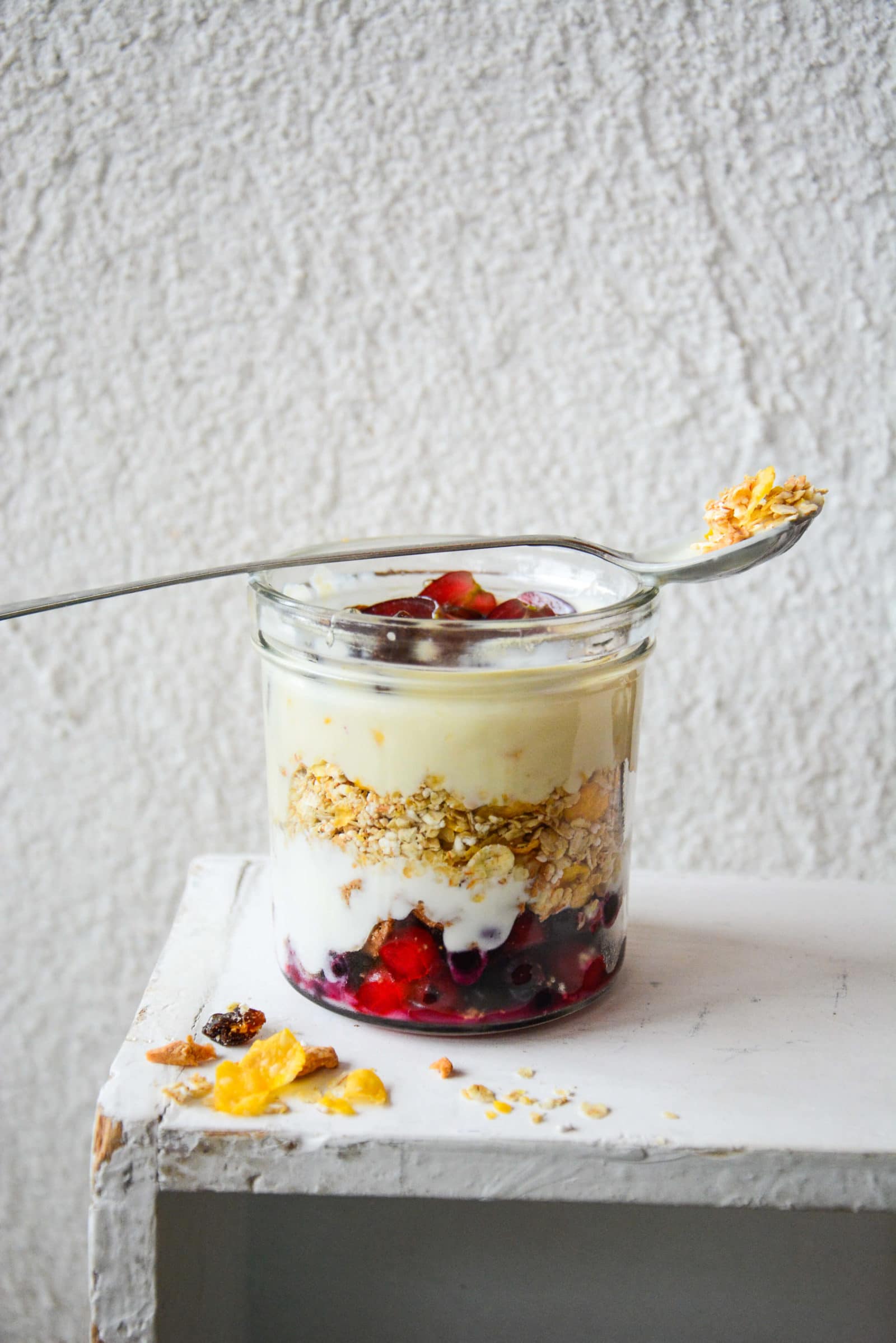 Gegen die Eintönigkeit im Granolahimmel: köstliches Karamellgranola vom Blech + ein geschichteter Frühstücksbecher