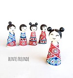 Kokeshi Püppchen mit Webbändern eingekleidet
