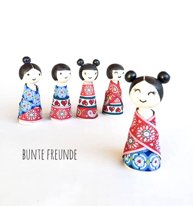 Kokeshi Püppchen mit Webbändern eingekleidet