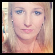 Nahaufnahme einer Frau mit blonden Haaren, blauen Augen und dezentem Make-up, trägt Perlenohrringe und einen Perlenanhänger, natürliche Ausstrahlung, geeignet für Handmade Kultur.