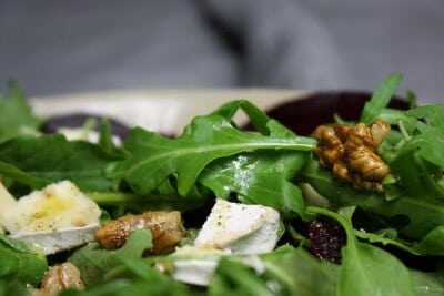 Rote Beete Salat mit Rauke, Brie und Walnüssen